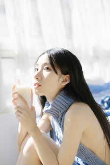 她胸前的一对兔子弹跳出来